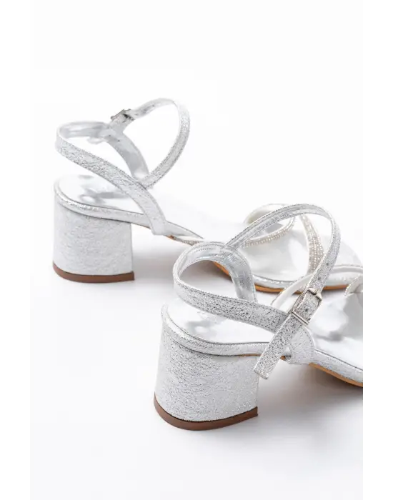 Gümüş Bantlı Taşlı Kalın Şeffaf Topuklu Kadın Ayakkabı
