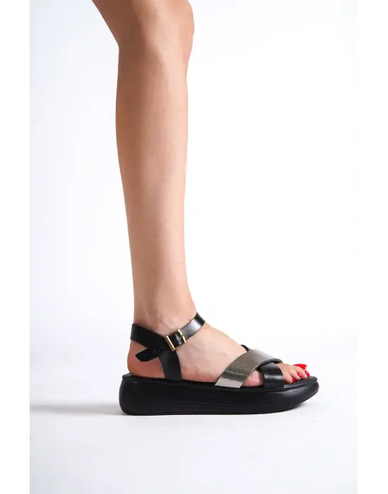 Siyah Gümüş Detaylı Hakiki Deri Sandalet TR31MY58E