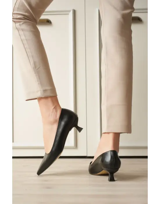 Siyah Kadın Günlük Kısa Topuklu Stiletto Ayakkabı TR20MS03A