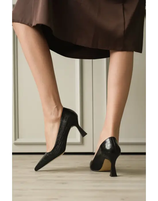 Siyah Kroko Sivri Burun Orta Topuklu Kadın Stiletto TR20MS02F