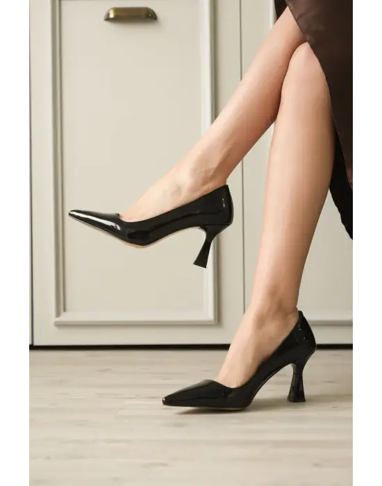 Siyah Rugan Sivri Burun Orta Topuklu Kadın Stiletto TR20MS02E