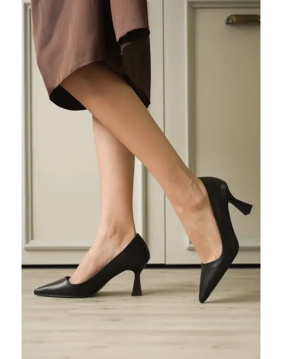 Siyah Sivri Burun Orta Topuklu Kadın Stiletto TR20MS02A