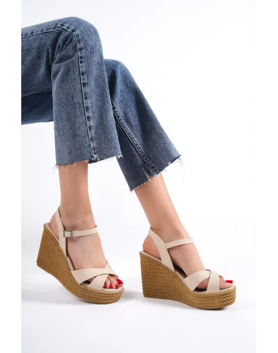 Sofıa Tokalı Lastikli Dolgu Topuklu Ortopedik Taban Hasır Görünümlü Kadın Sandalet Kt - Ten