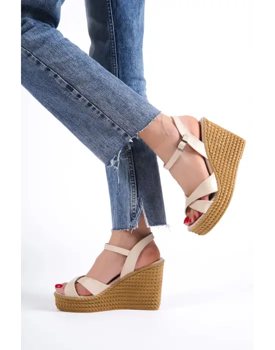 Sofıa Tokalı Lastikli Dolgu Topuklu Ortopedik Taban Hasır Görünümlü Kadın Sandalet Kt - Ten