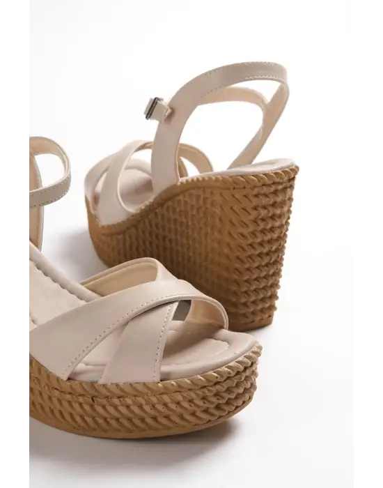 Sofıa Tokalı Lastikli Dolgu Topuklu Ortopedik Taban Hasır Görünümlü Kadın Sandalet Kt - Ten