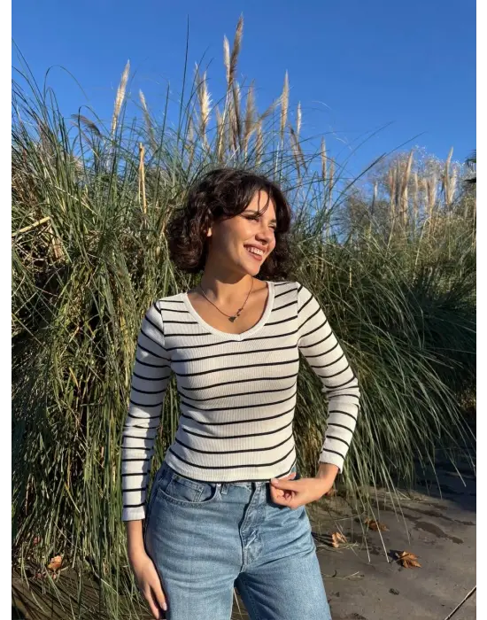 V Yaka Çizgili Bluz Beyaz A3699