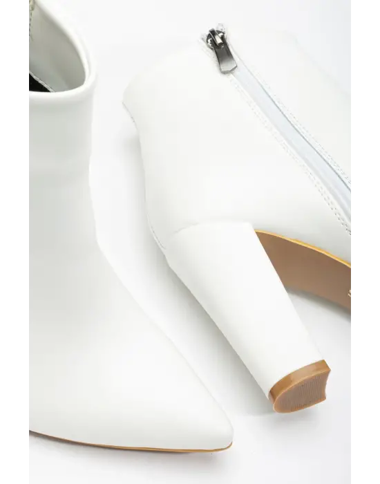 Beyaz Yüksek Kalın Topuklu Fermuarlı Kadın Bot