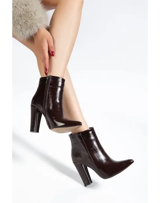 Vrt-4801  Kahve Kırışık Rugan Yüksek Kalın Topuklu Fermuarlı Kadın Bot
