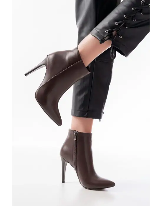 Kahverengi Yüksek İnce Topuklu Fermuarlı Kadın Bot