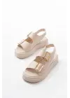 1187 Bej Dolgu Topuk Lastik Baretli  Kadın Sandalet