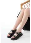 1187 Siyah Dolgu Topuk Lastik Baretli  Kadın Sandalet