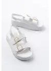 Beyaz Günlük Dolgu Topuk Toka Aksesuarlı Kadın Sandalet