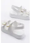 Beyaz Günlük Dolgu Topuk Toka Aksesuarlı Kadın Sandalet