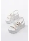 24414-572 Beyaz Tokalı  Günlük Dolgu Topuk Kadın Sandalet