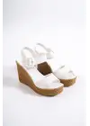 Perla Tokalı Lastikli Dolgu Topuklu Ortopedik Taban Hasır Görünümlü Kadın Sandalet  Kt - Beyaz