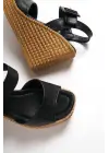 Perla Tokalı Lastikli Dolgu Topuklu Ortopedik Taban Hasır Görünümlü Kadın Sandalet Kt - Siyah