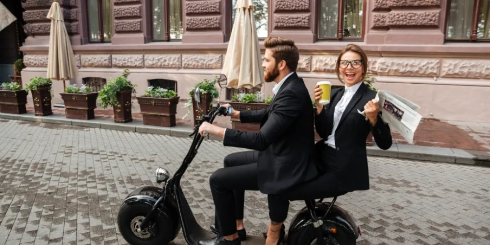 Elektrikli Scooter mı Elektrikli Motosiklet mi? Hangisi Size Daha Uygun?