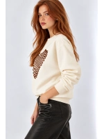 Kalp İşlemeli Kadın  Sweatshirt- Bej