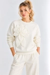 Kadın Çiçek Aksesuarlı Şardonlu Üç İplik Oversize Sweatshirt - Beyaz