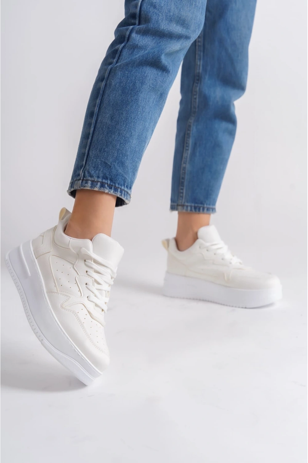 Avela Kalın Taban Bağcıklı Günlük Kadın Sneaker Beyaz Detaylı