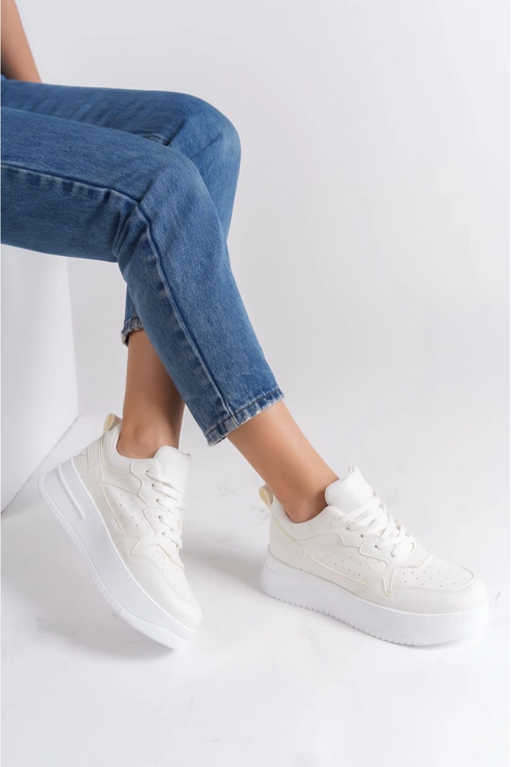 Avela Kalın Taban Bağcıklı Günlük Kadın Sneaker Beyaz Detaylı