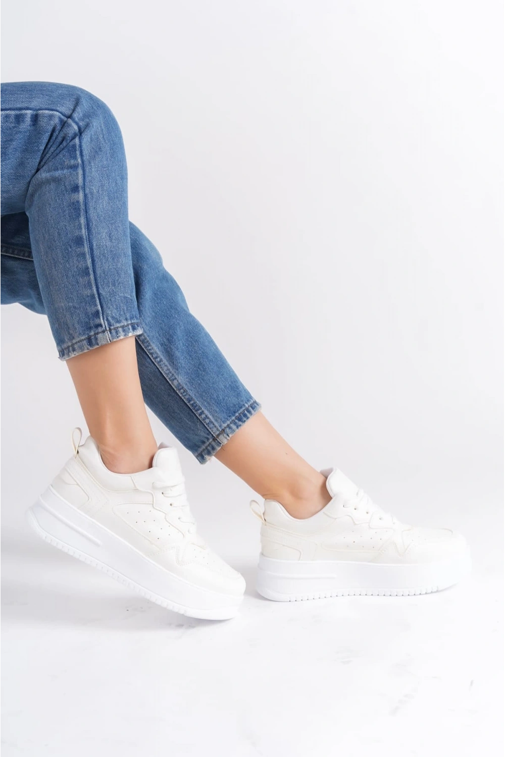 Avela Kalın Taban Bağcıklı Günlük Kadın Sneaker Beyaz Detaylı