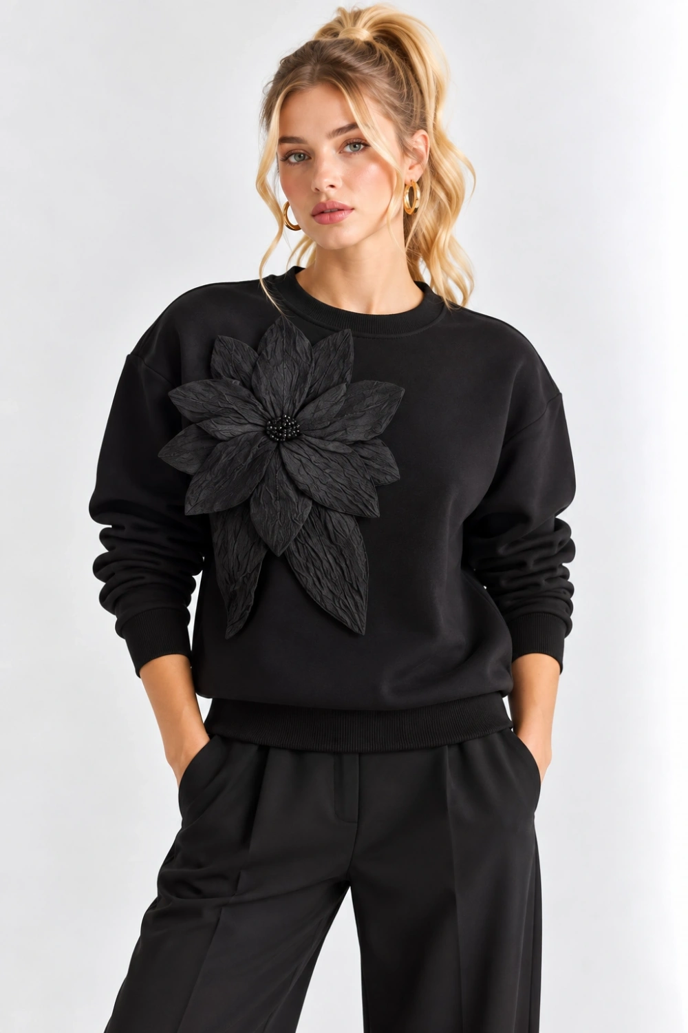 Kadın Çiçek Aksesuarlı Şardonlu Üç İplik Oversize Sweatshirt - Siyah