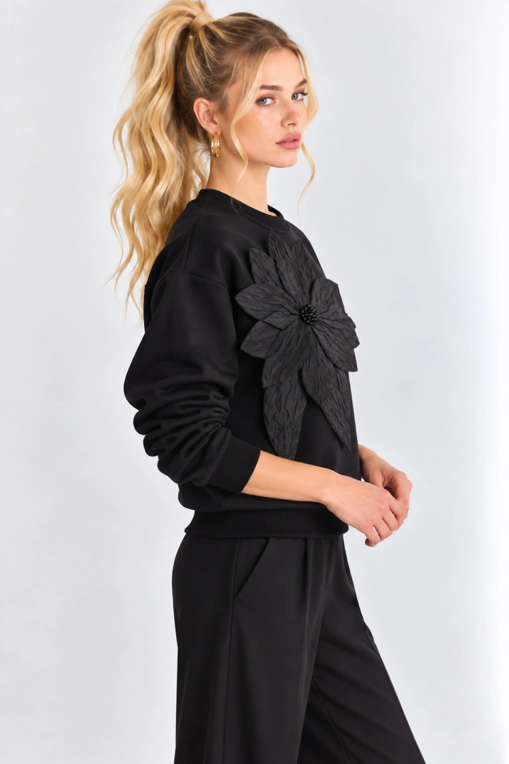 Kadın Çiçek Aksesuarlı Şardonlu Üç İplik Oversize Sweatshirt - Siyah