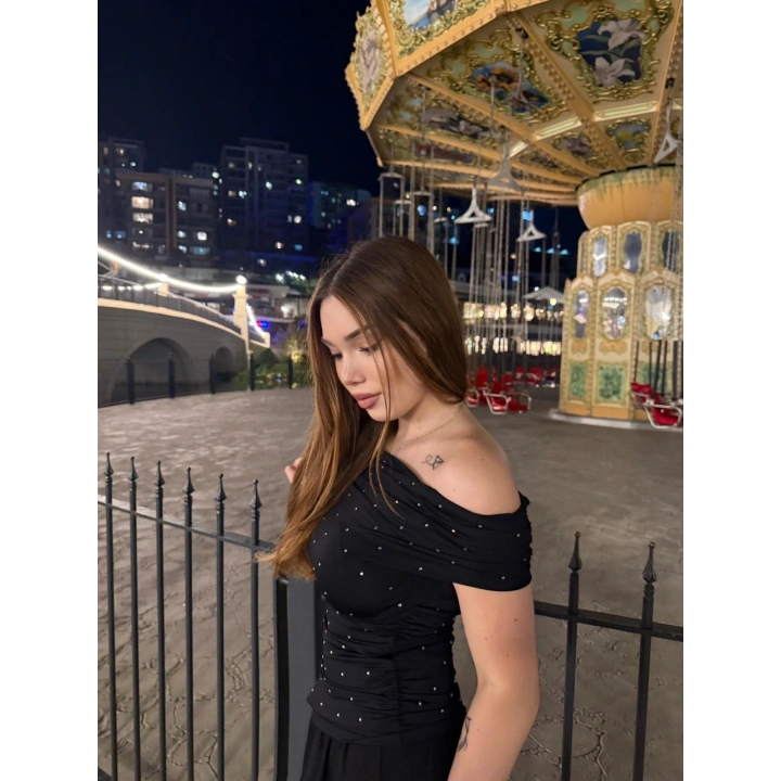 Taşlı Düşük Omuz Crop