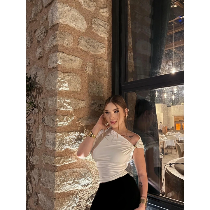 Tek Kol Toka Detay Beyaz Bluz