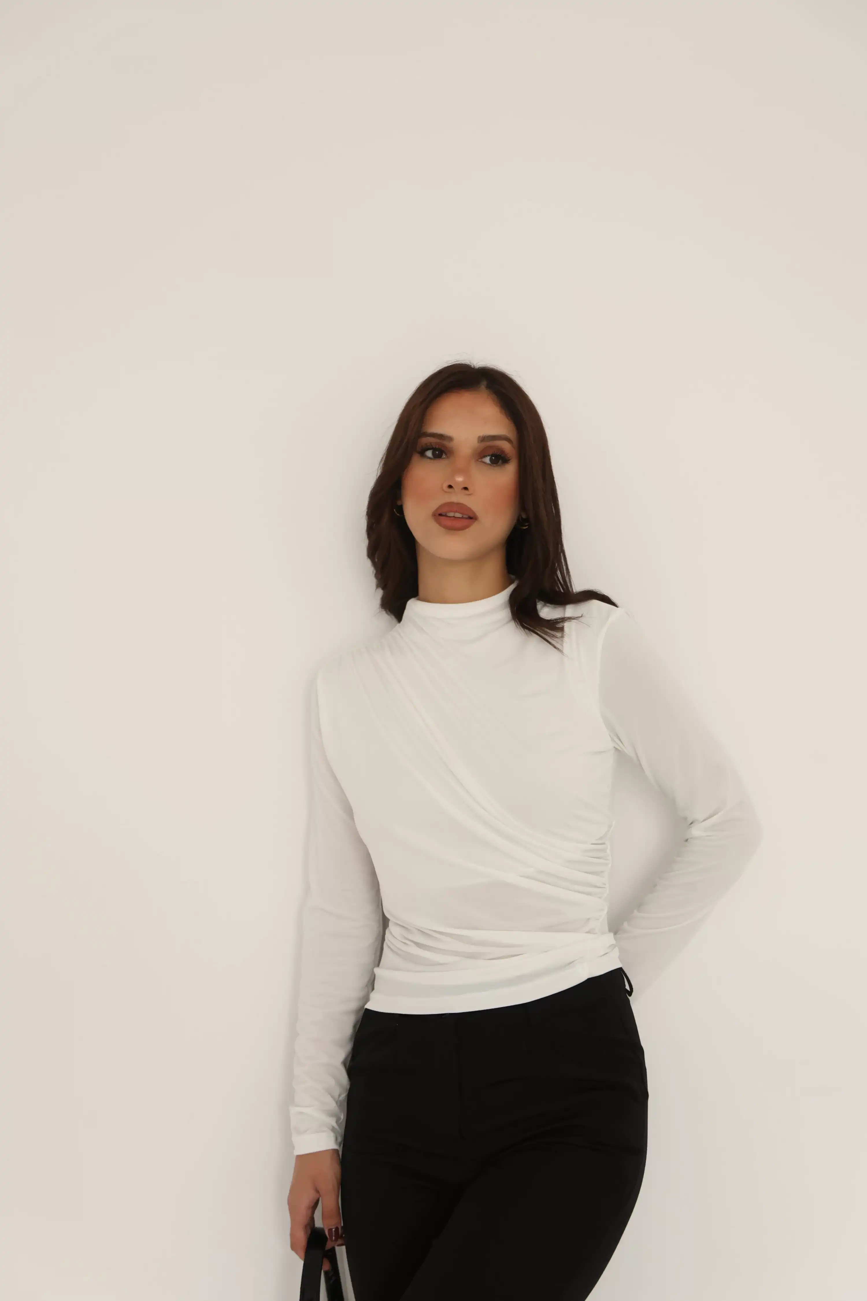 DİK YAKA YAN BÜZMELİ BLUZ-BEYAZ