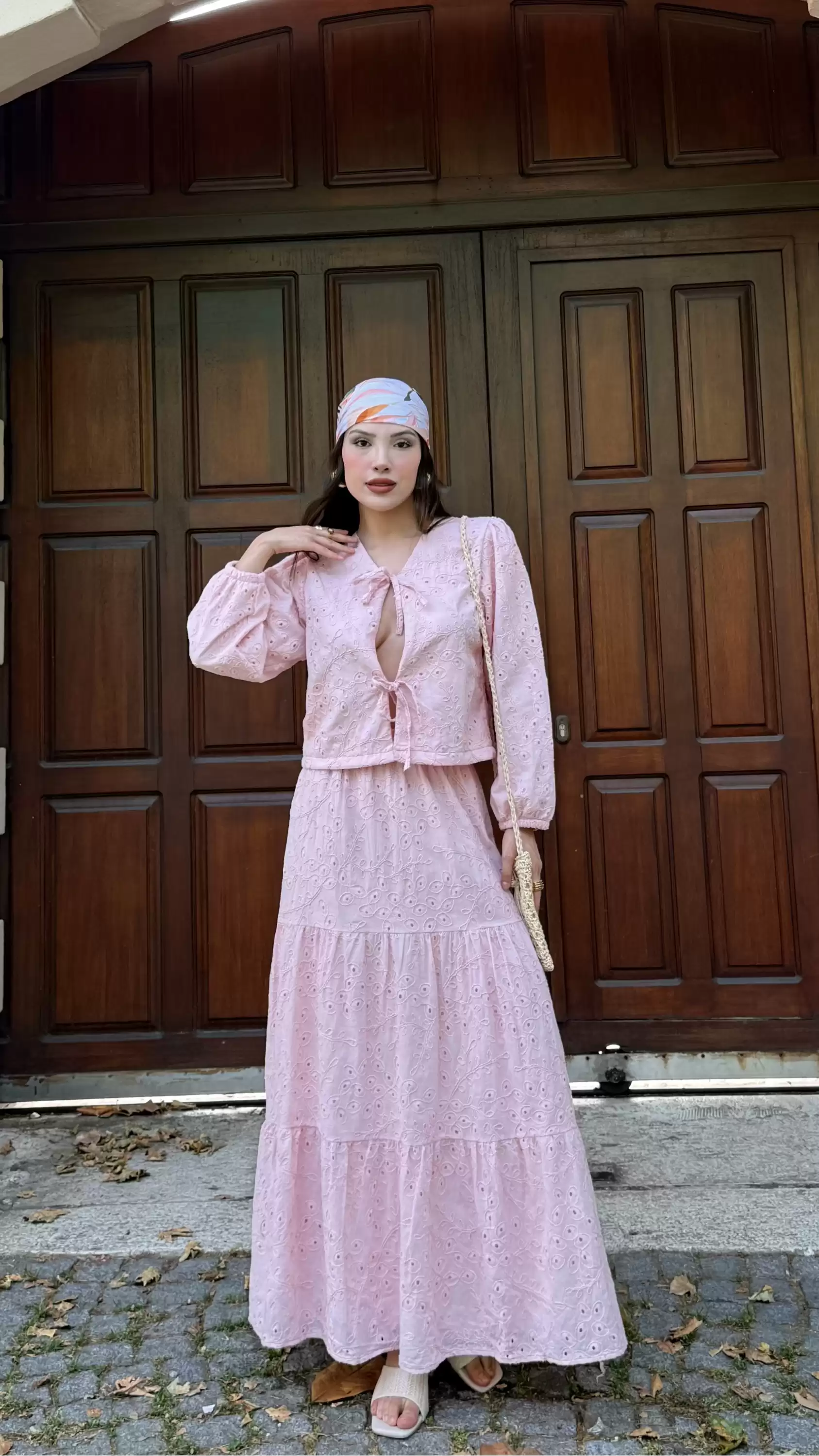 KENDİNDEN DESENLİ ÖNDEN BAĞCIKLI ETEKLİ TAKIM-PEMBE