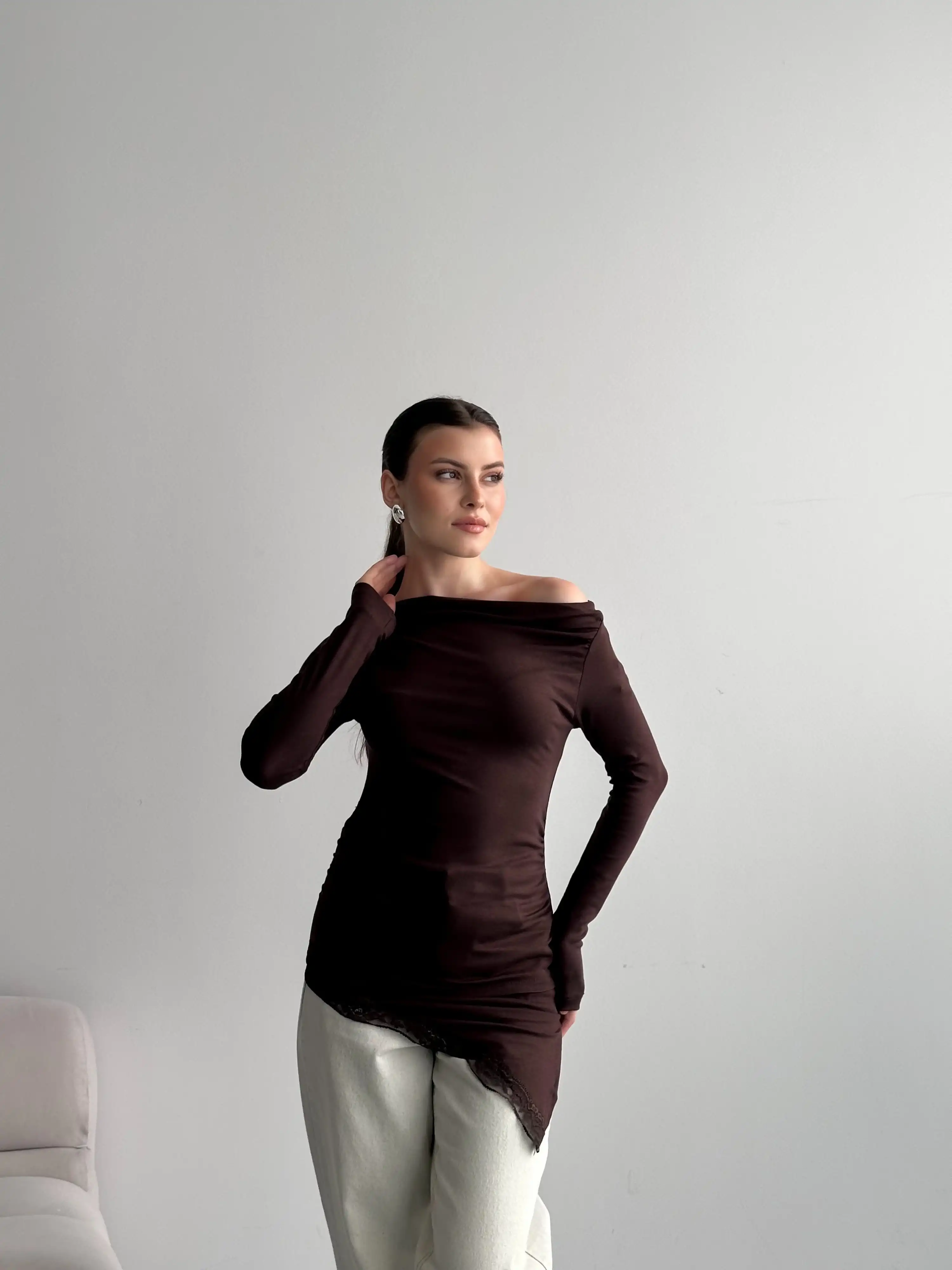 DANTEL GEÇİŞLİ KAYIK YAKA BLUZ-KAHVE