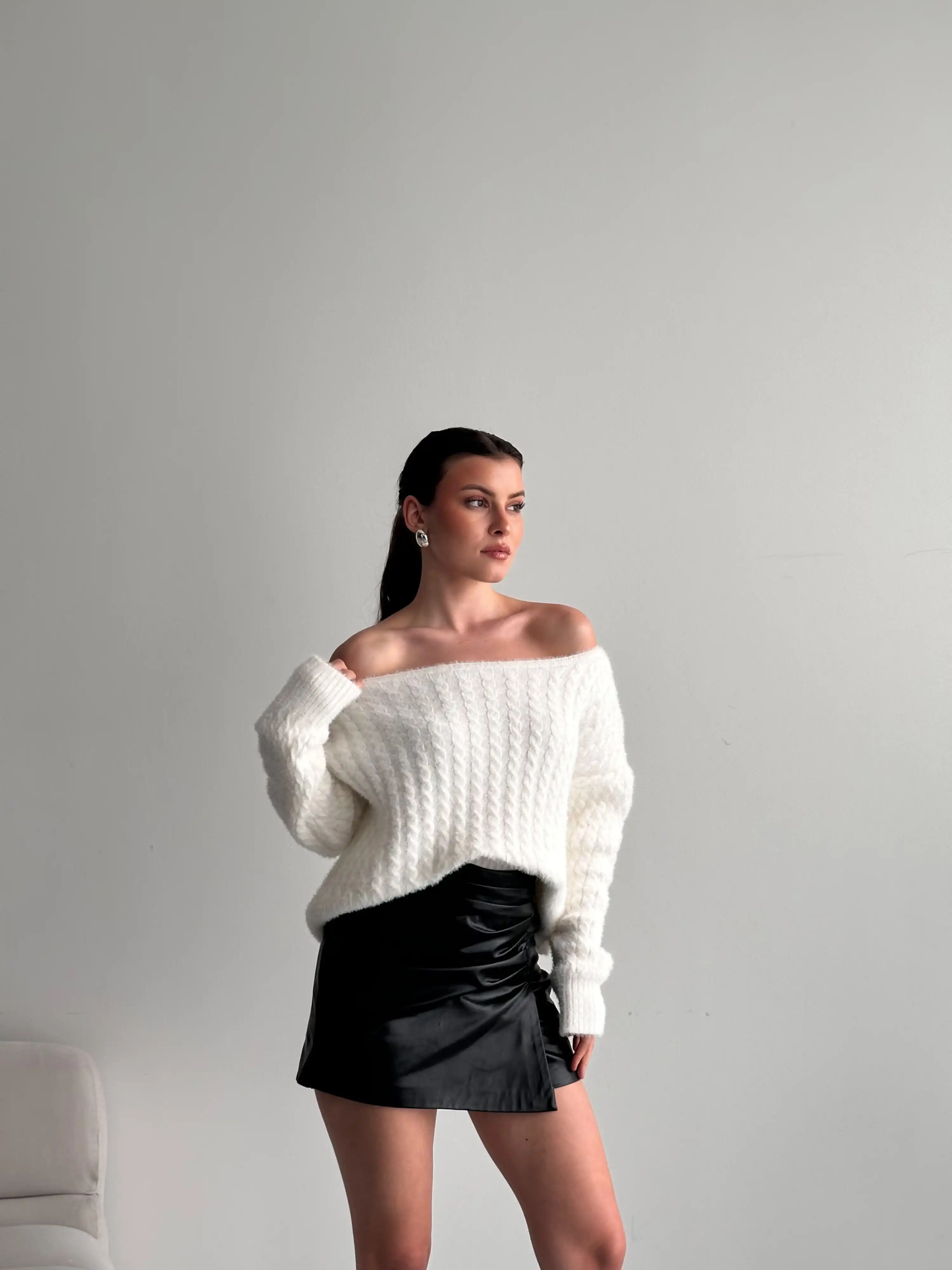 MADONNA YAKA SAKALLI KAZAK-BEYAZ