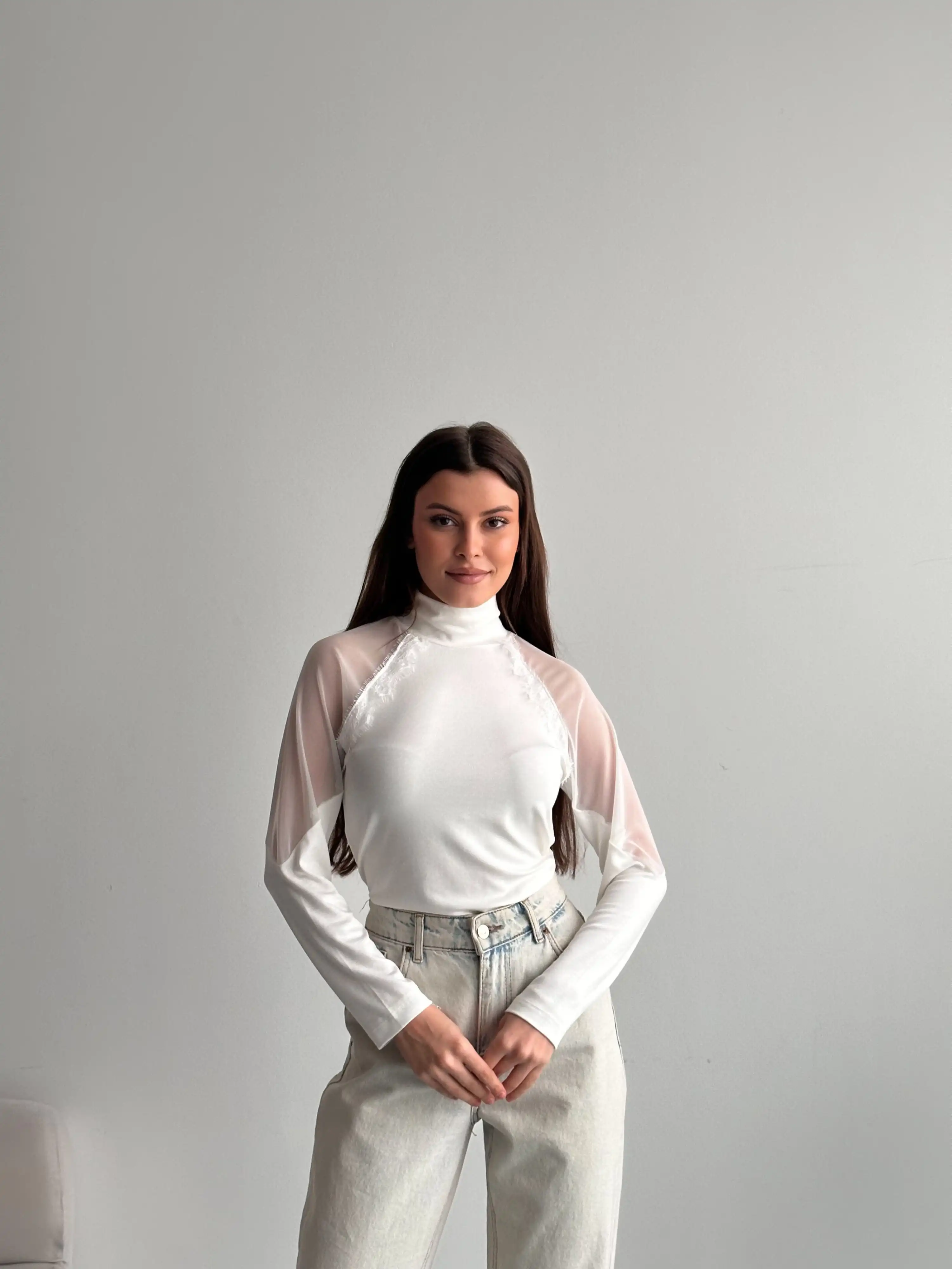 DİK YAKA TÜL DETAYLI BLUZ-BEYAZ