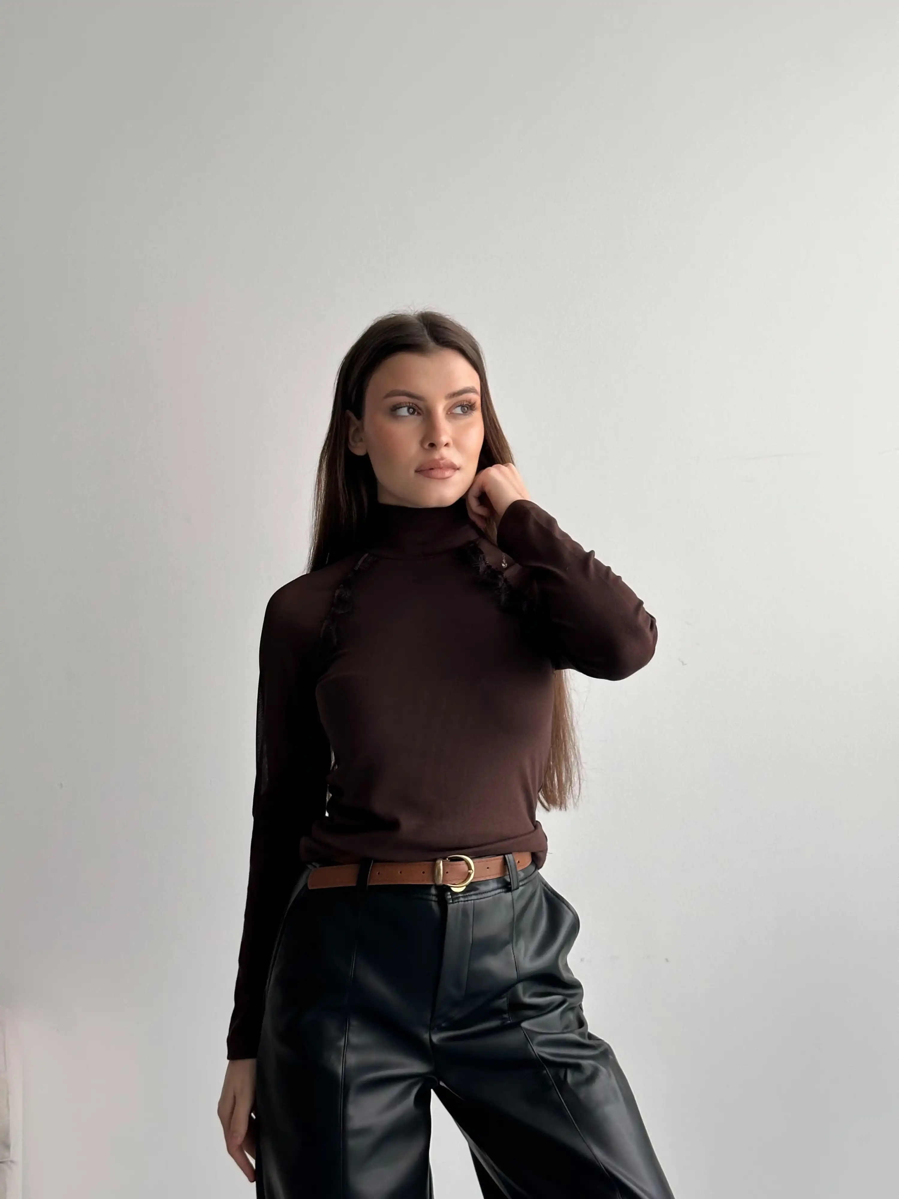 DİK YAKA TÜL DETAYLI BLUZ-KAHVE