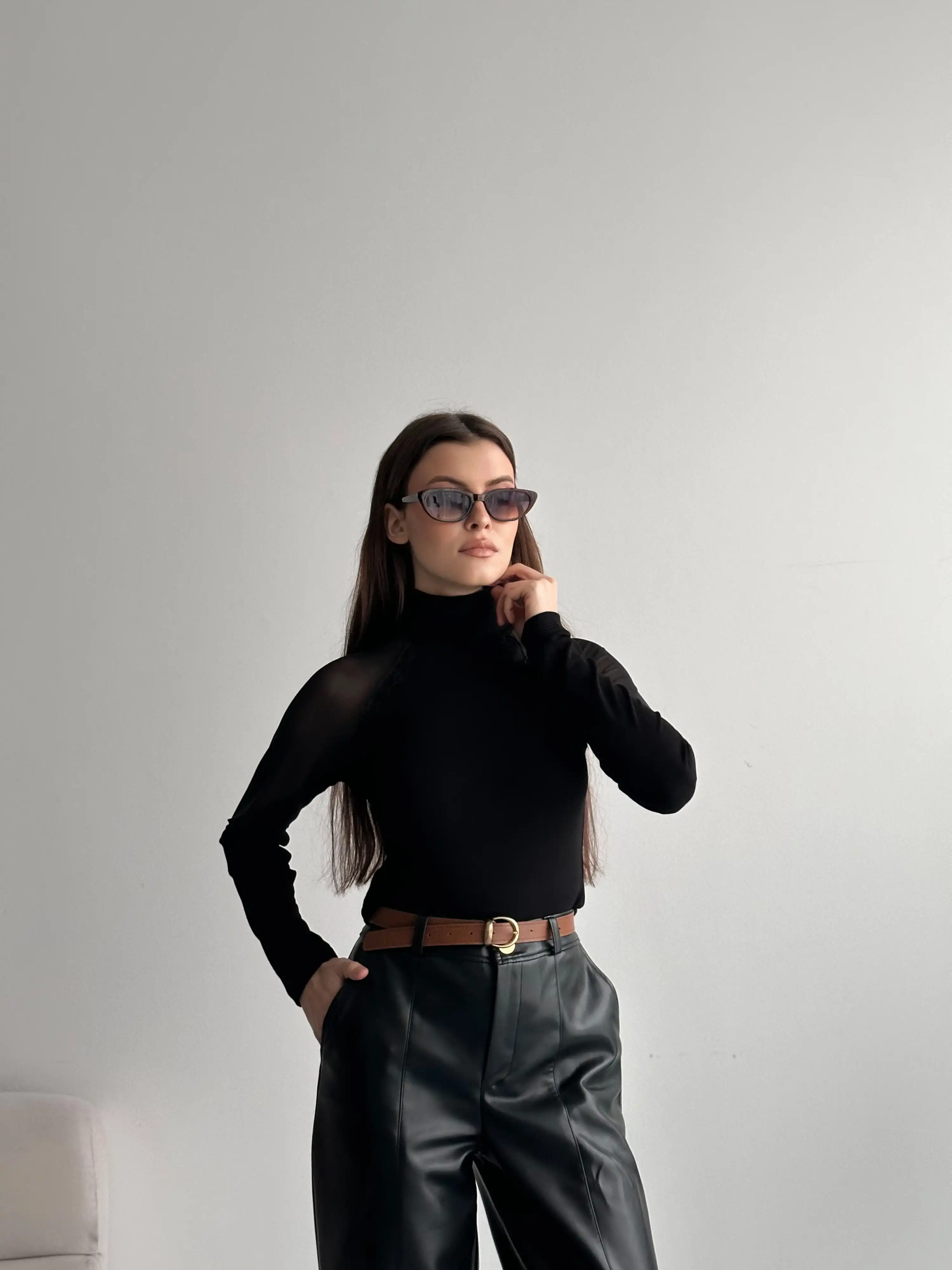 DİK YAKA TÜL DETAYLI BLUZ-SİYAH