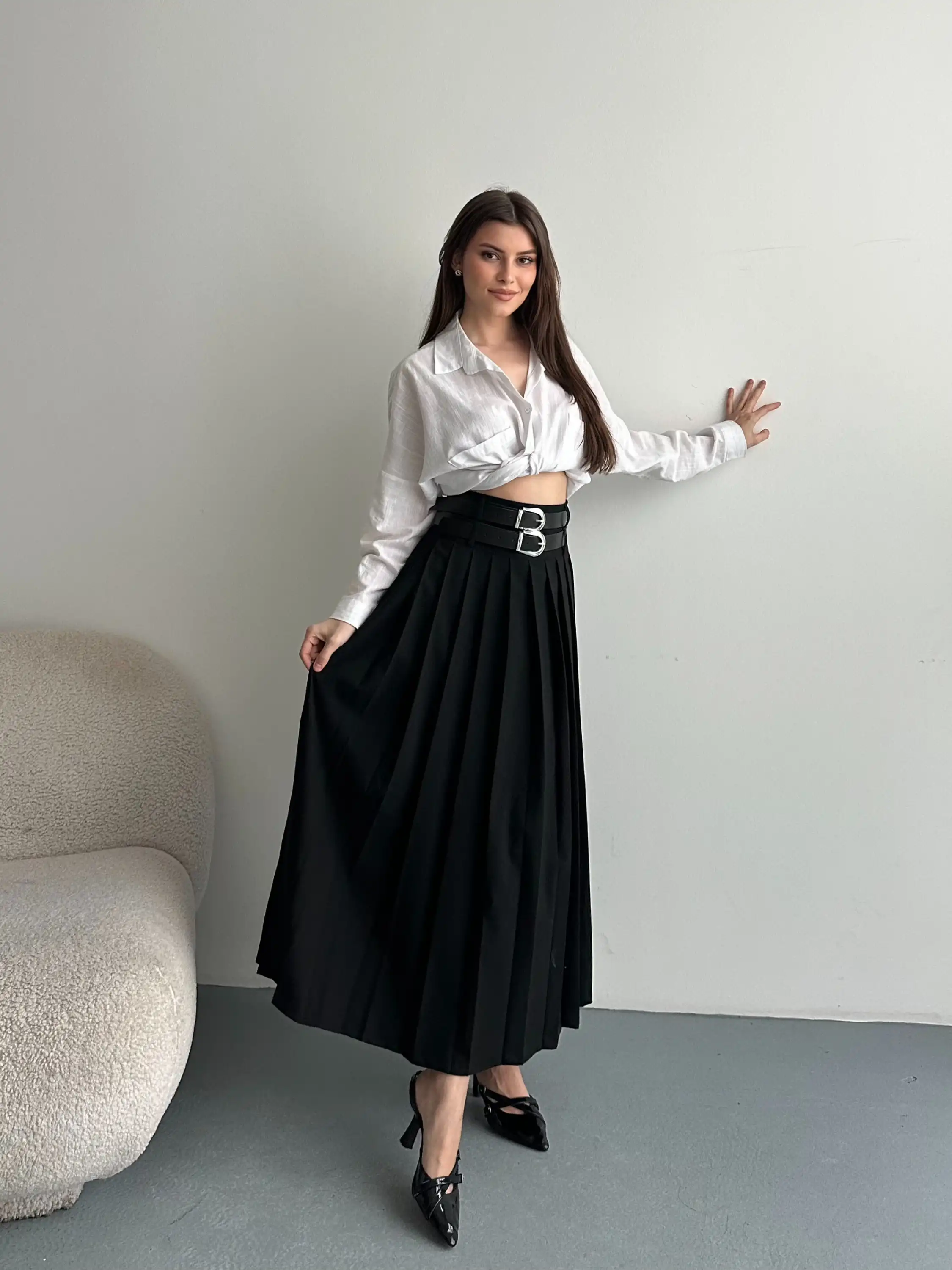 PİLİSELİ KEMERLİ YANDAN YIRTMAÇLI ETEK-SİYAH