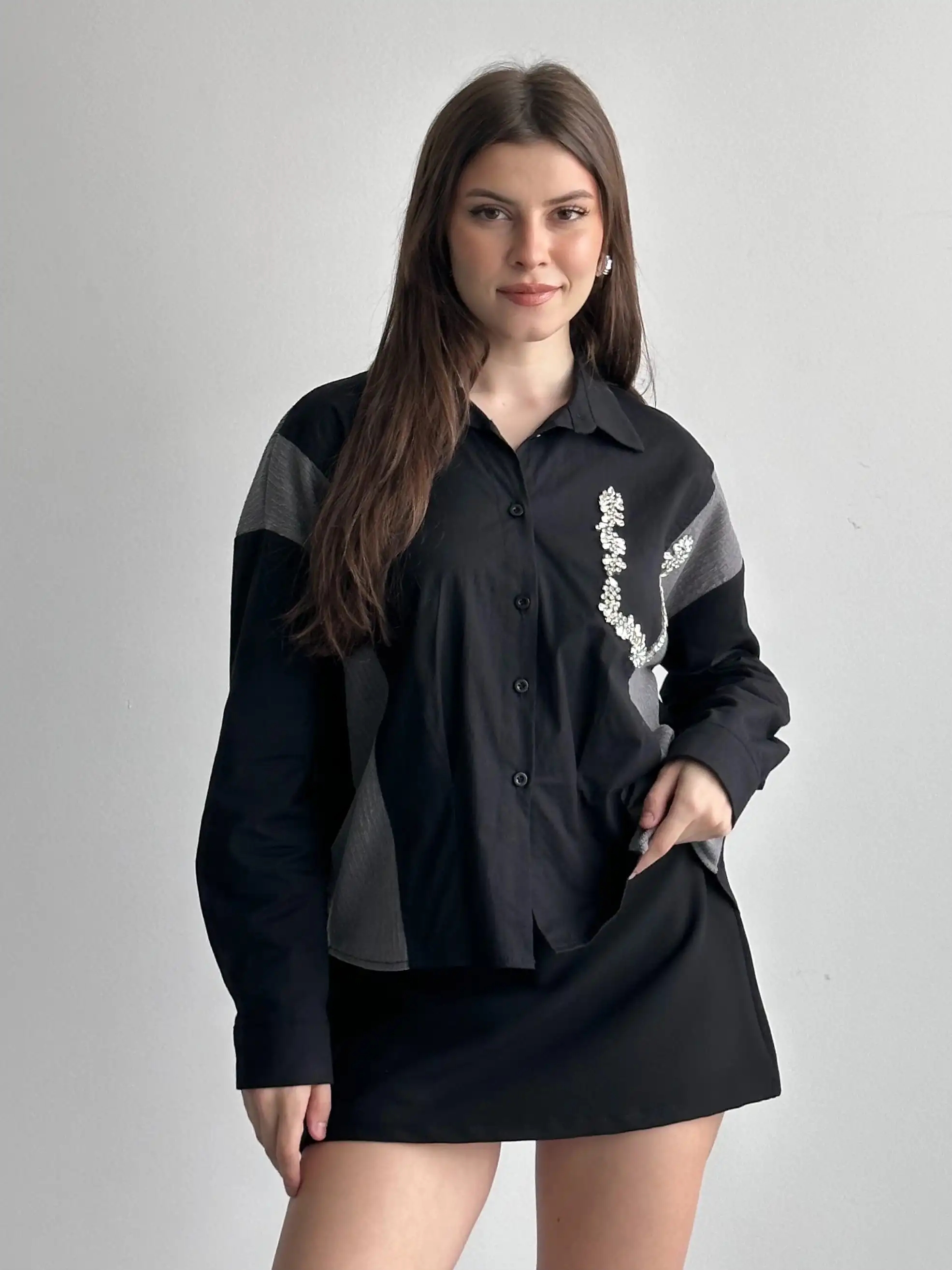 TAŞ DETAYLI TASARIM GÖMLEK-SİYAH