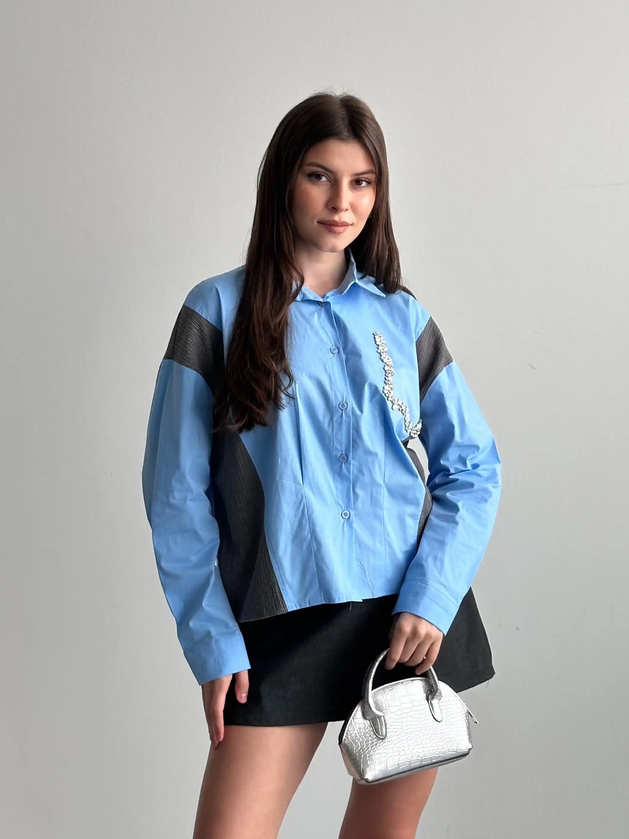 TAŞ DETAYLI TASARIM GÖMLEK-AÇIK MAVİ