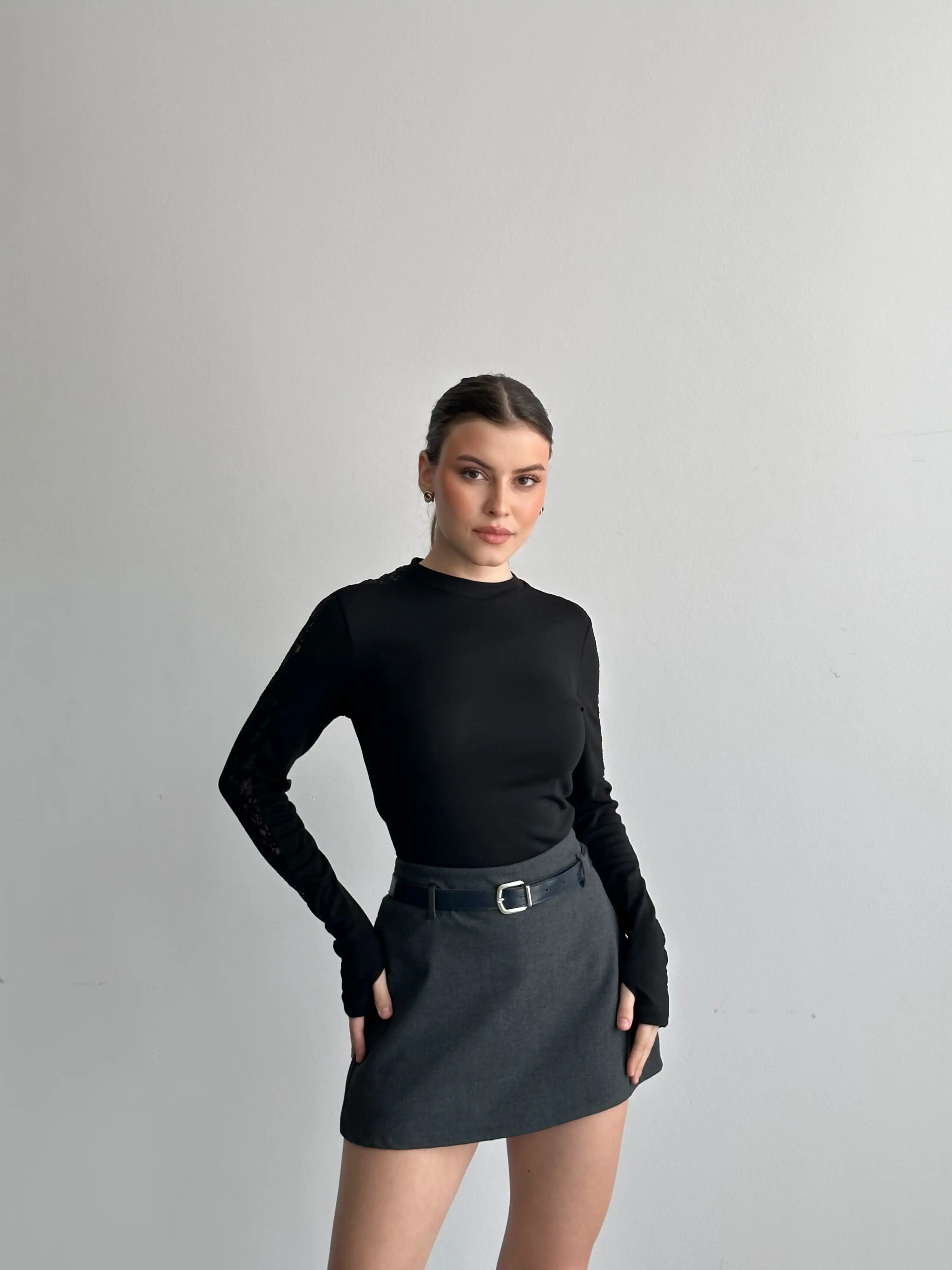 KOLLARI YANDAN DANTEL ŞERİTLİ MODAL BLUZ-SİYAH