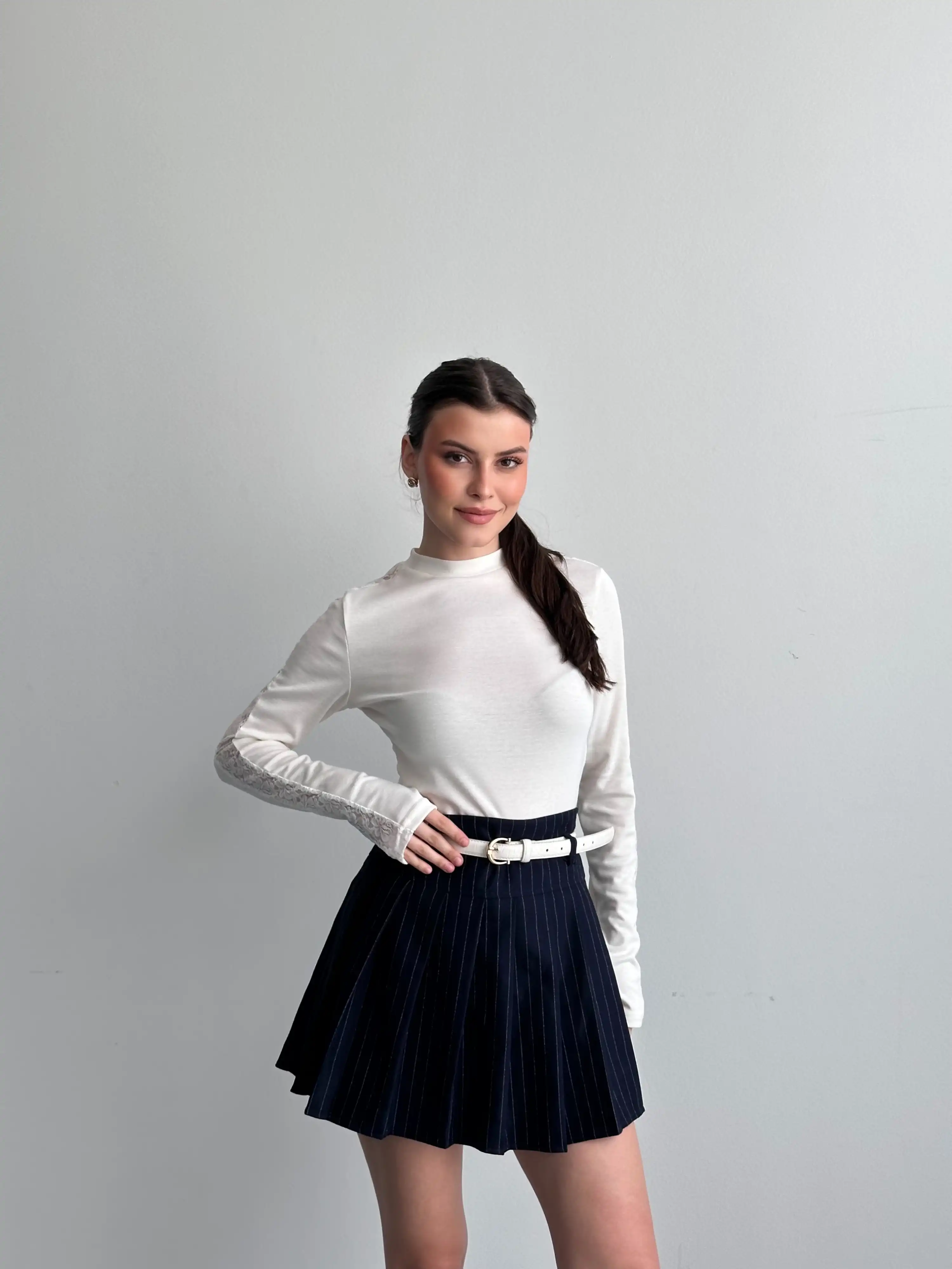 KOLLARI YANDAN DANTEL ŞERİTLİ MODAL BLUZ-BEYAZ