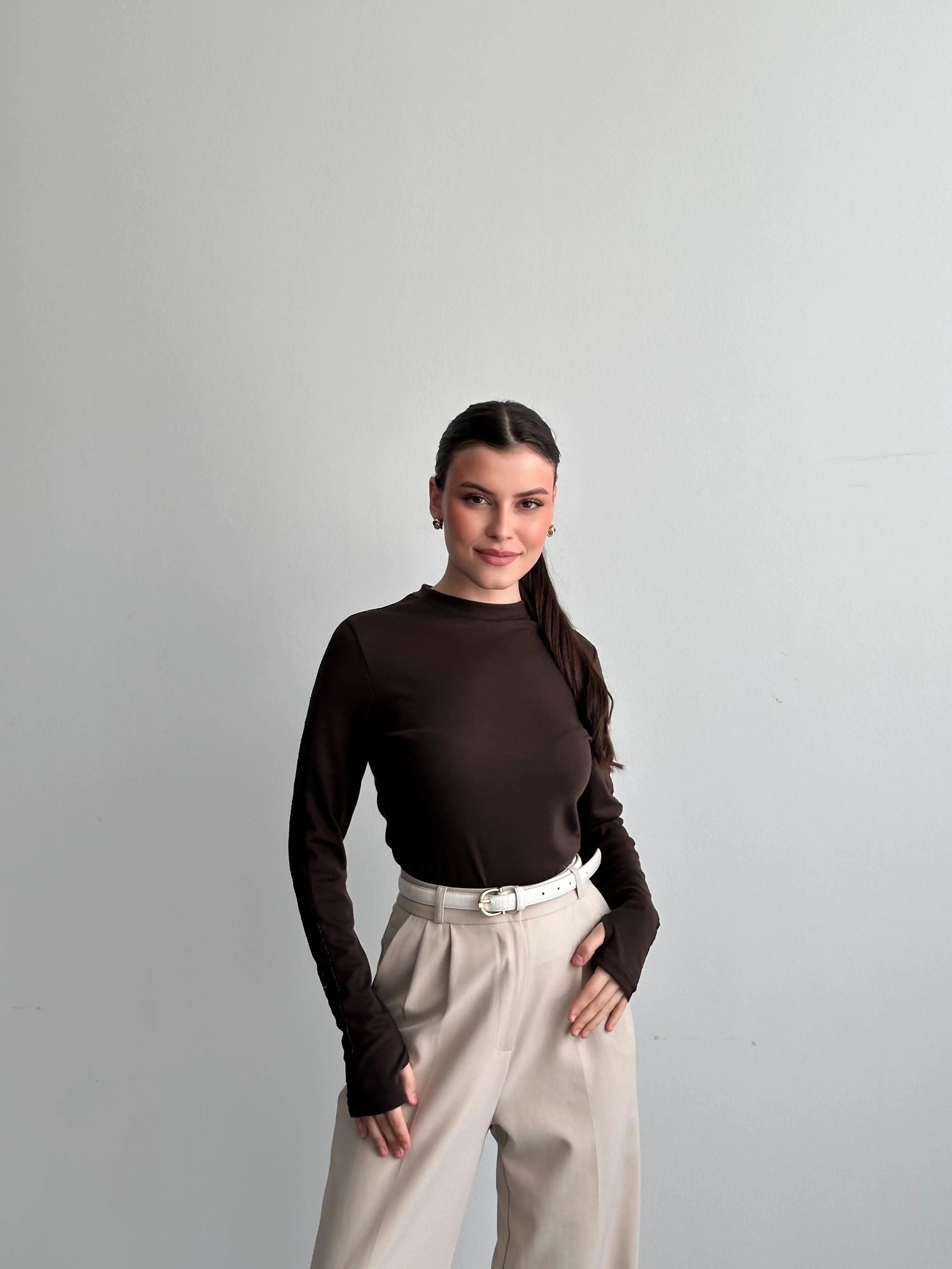 KOLLARI YANDAN DANTEL ŞERİTLİ MODAL BLUZ-KAHVERENGİ