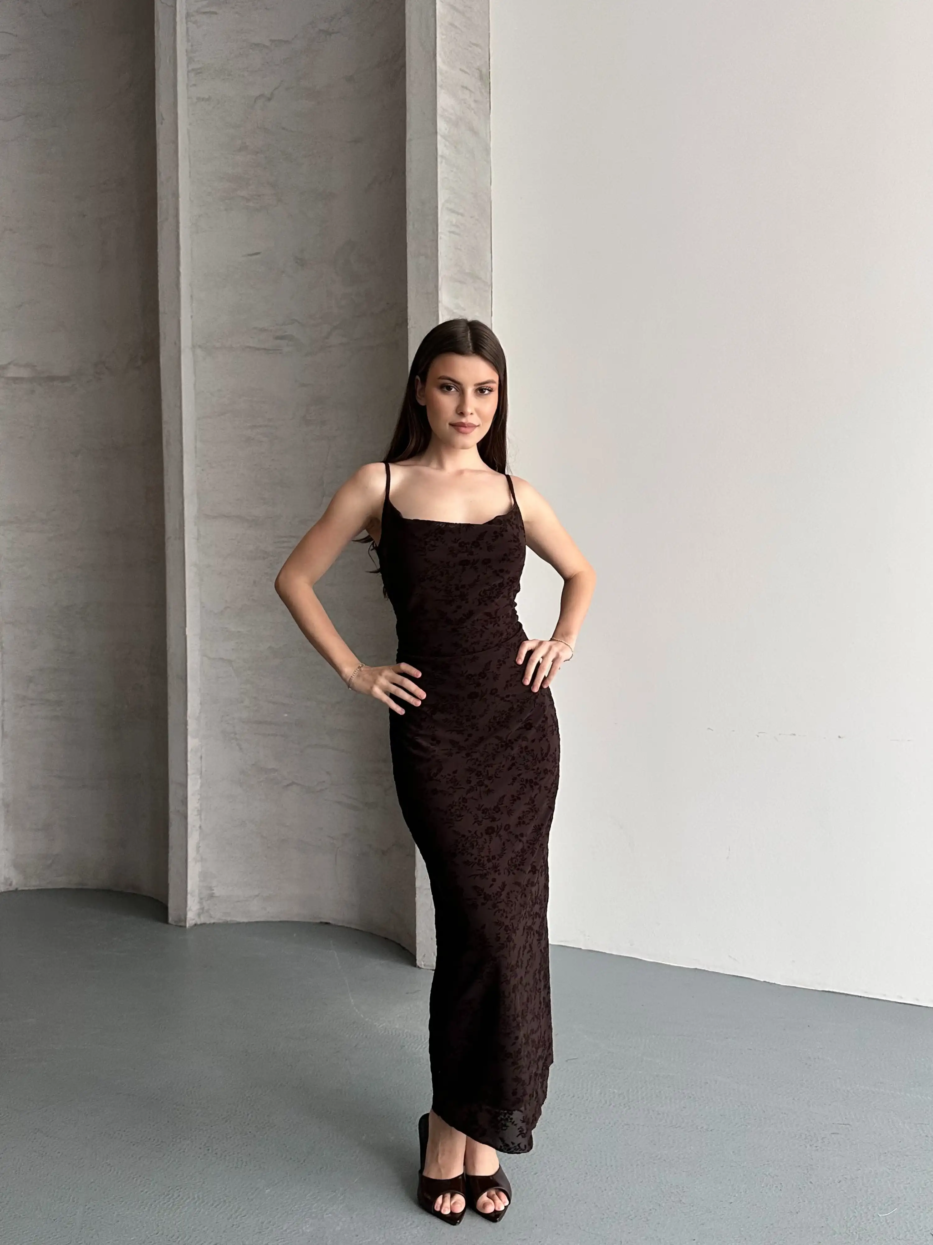 FLOR DESENLİ ASKILI TÜL ELBİSE-KAHVE