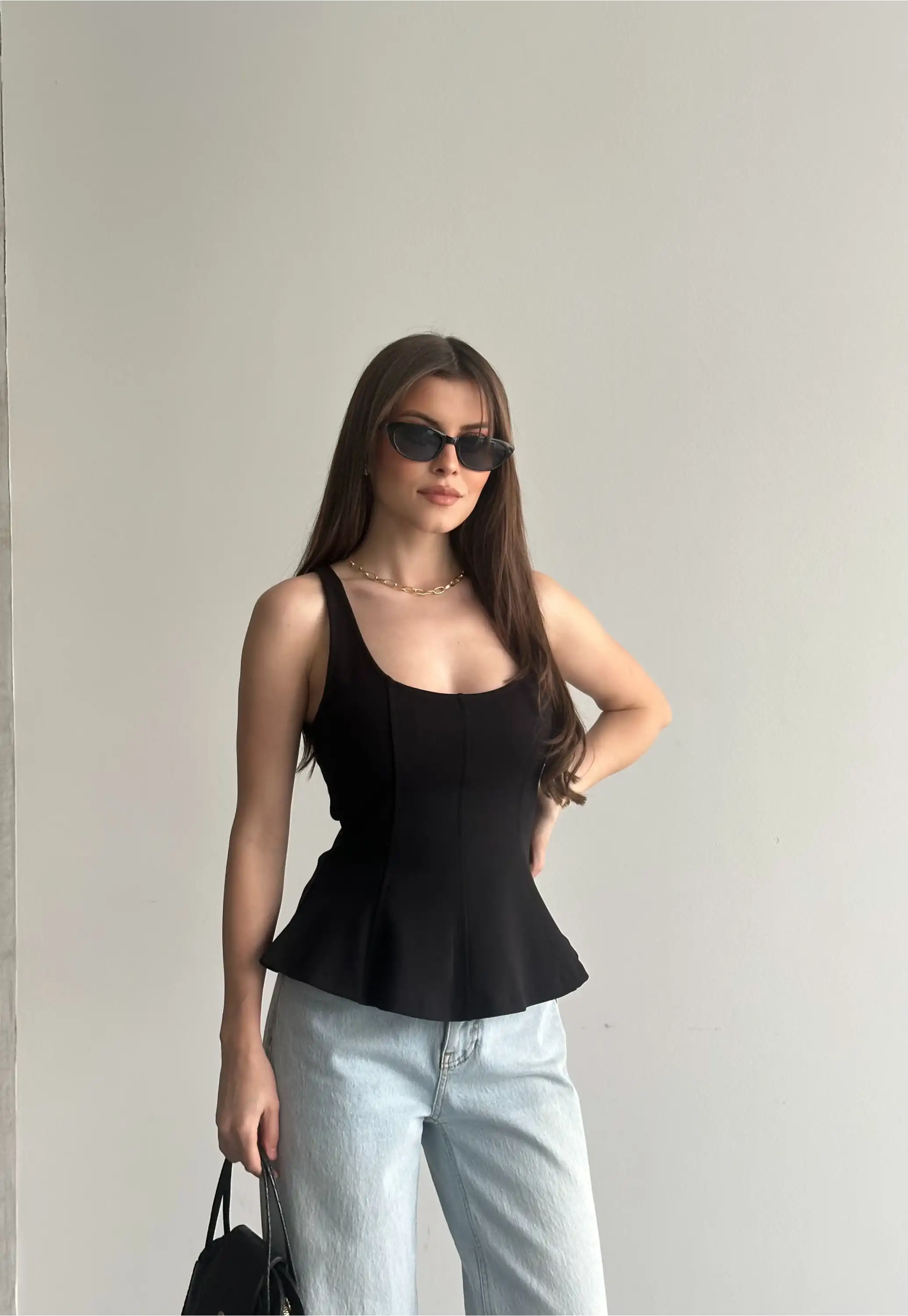 U YAKA ASKILI VOLANLI BLUZ-SİYAH