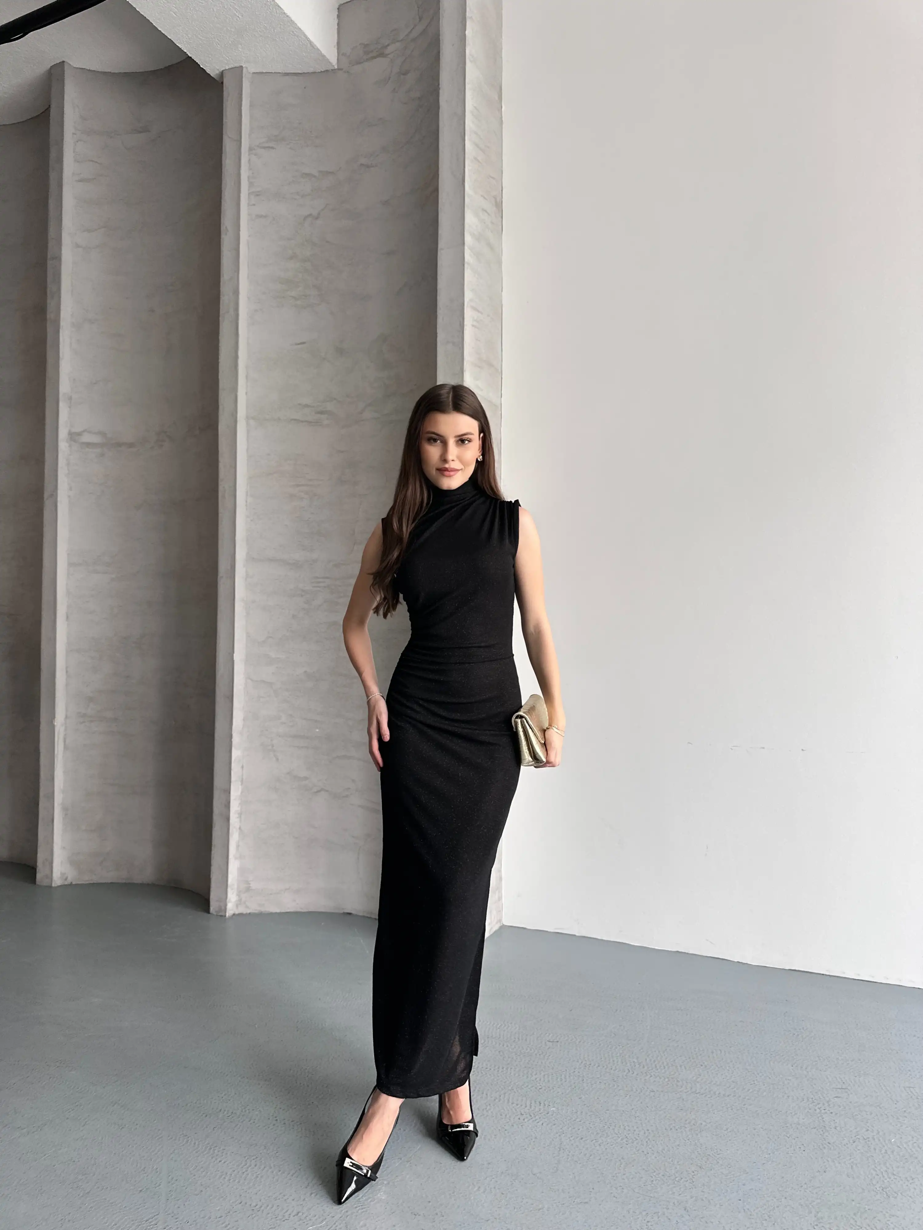 YANDAN YIRTMAÇLI SİMLİ ELBİSE-SİYAH