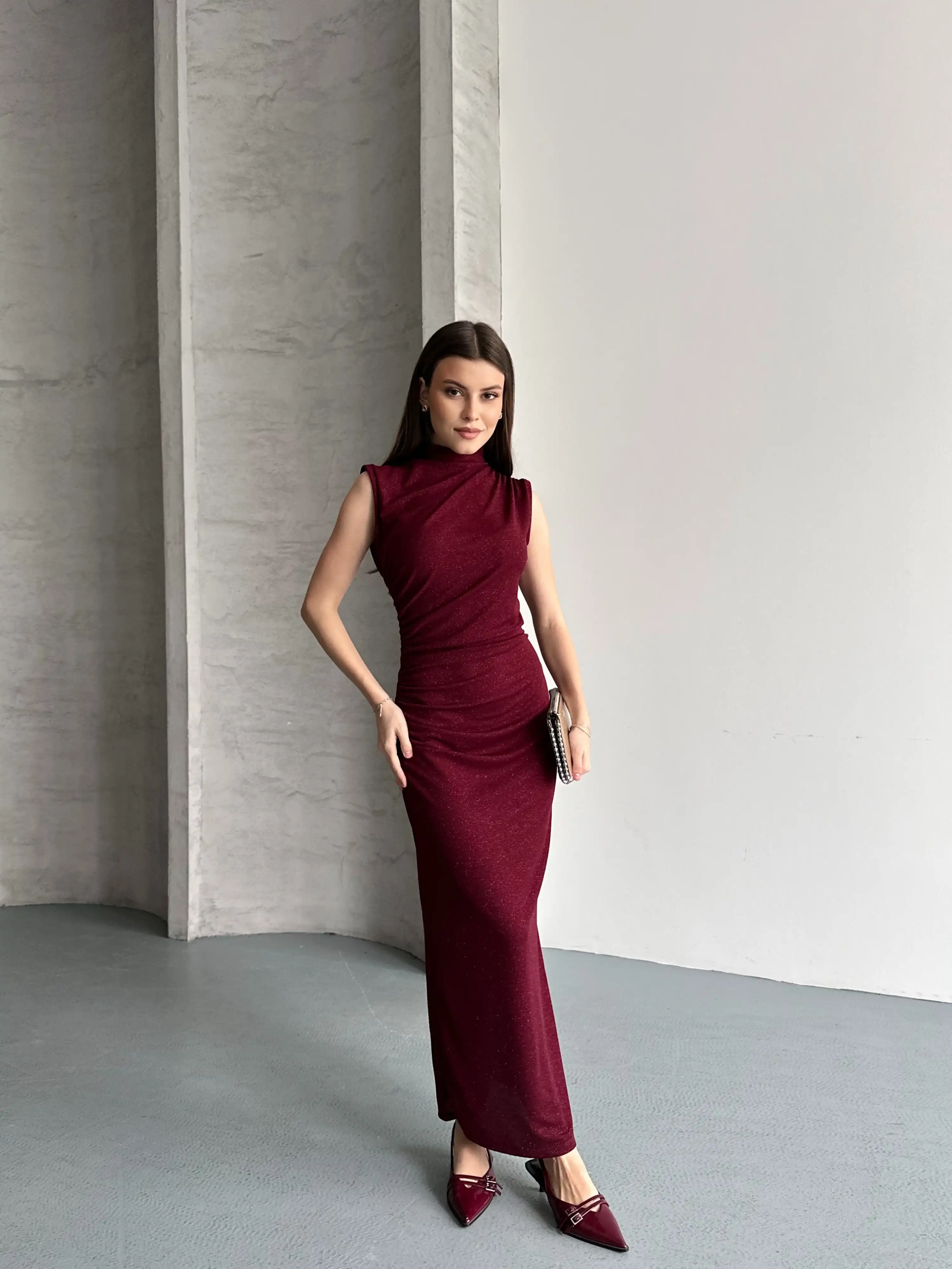 YANDAN YIRTMAÇLI SİMLİ ELBİSE-BORDO