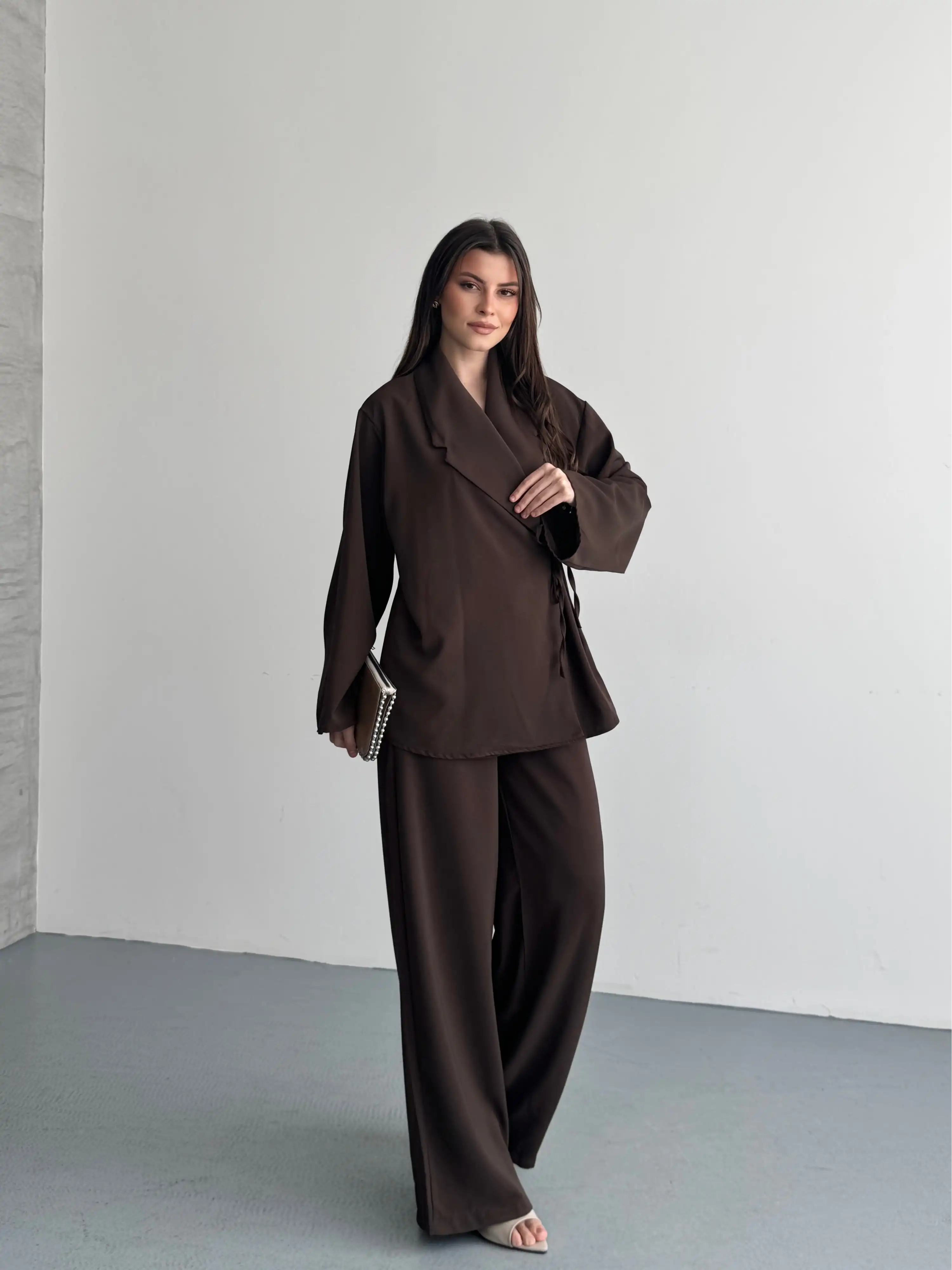 YAN BAĞLAMA DETAYLI KRUVAZE YAKA PANTOLONLU TAKIM-KAHVE