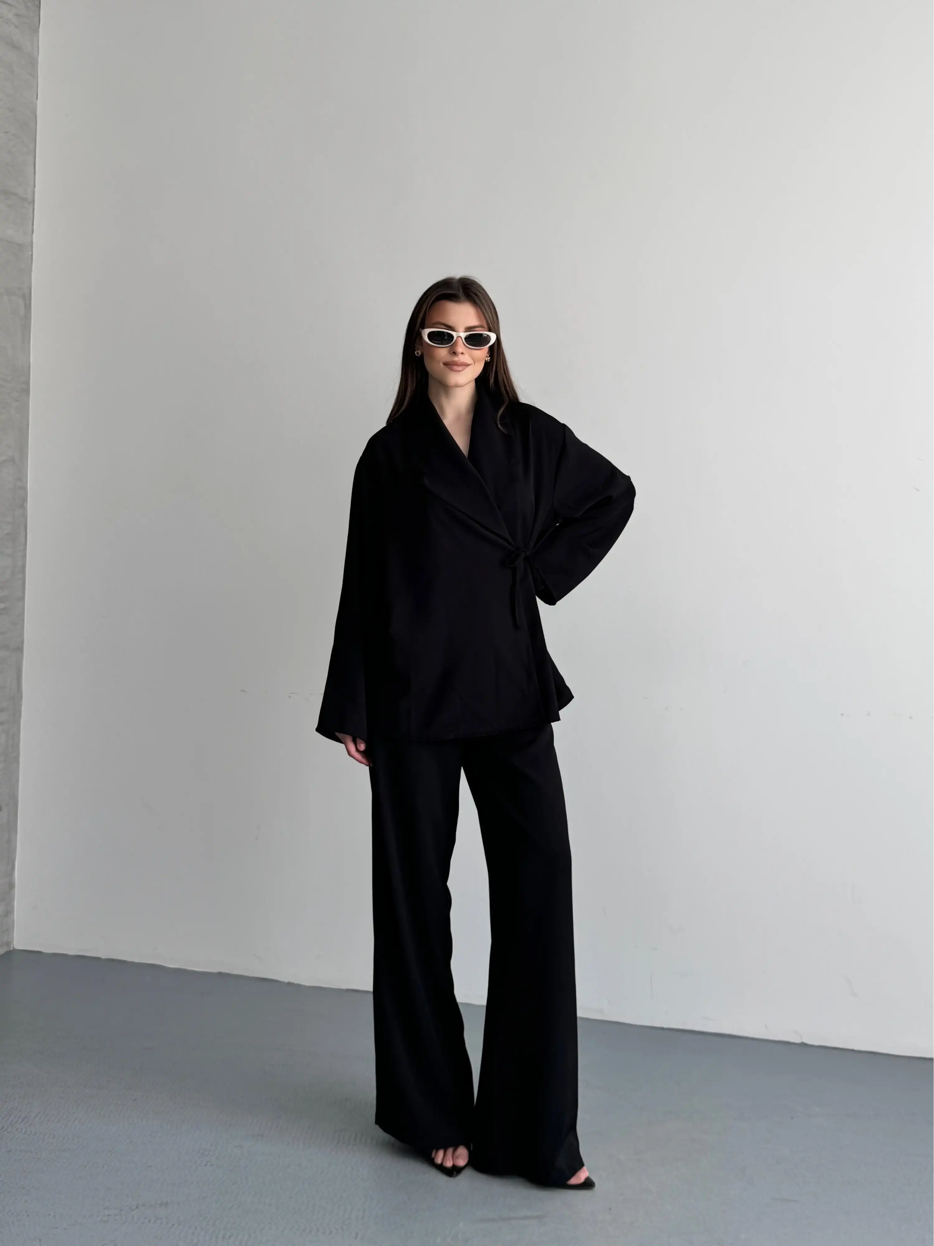 YAN BAĞLAMA DETAYLI KRUVAZE YAKA PANTOLONLU TAKIM-SİYAH