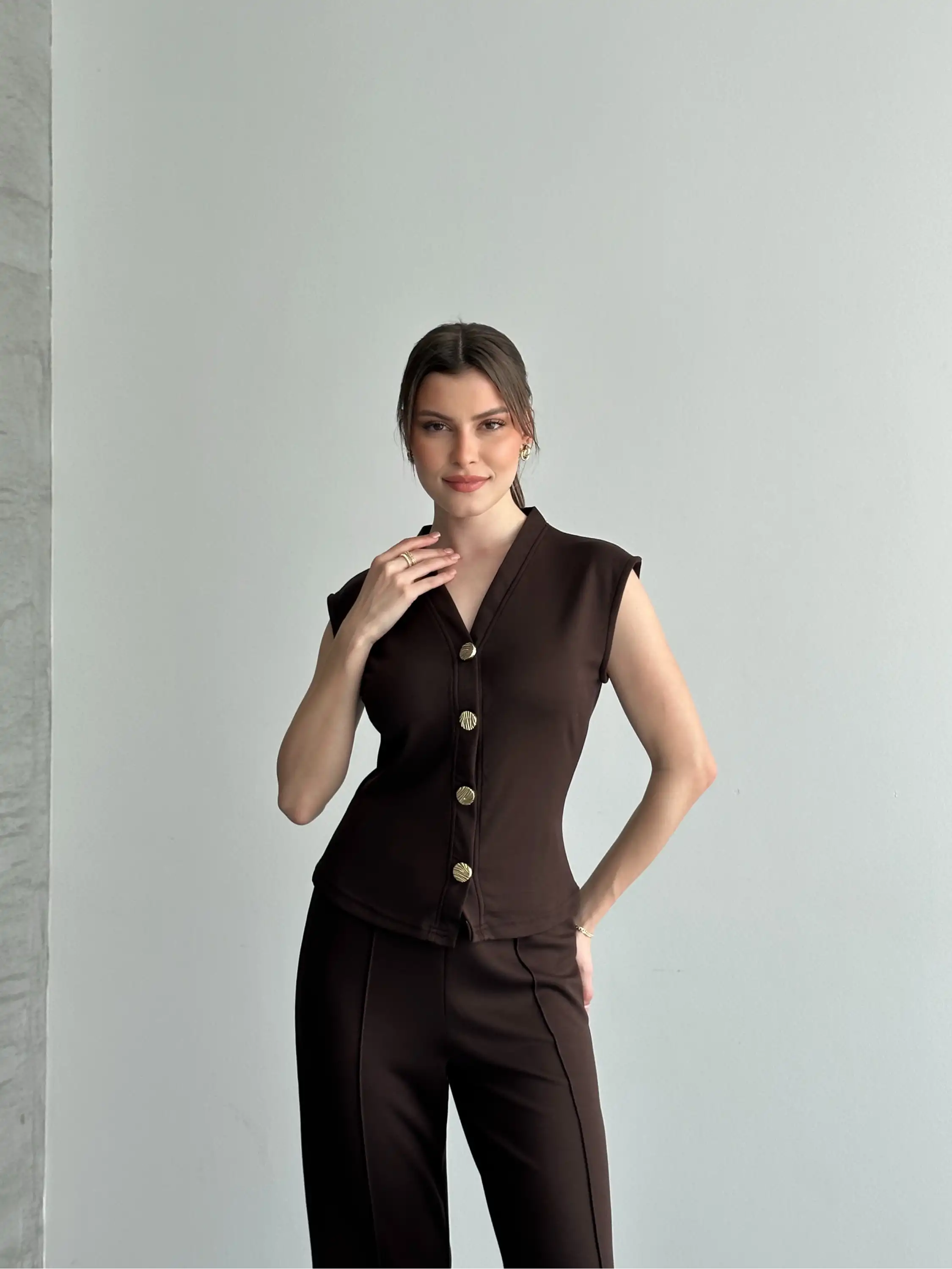 GOLD DÜĞME DETAYLI YELEKLİ TAKIM-KAHVE